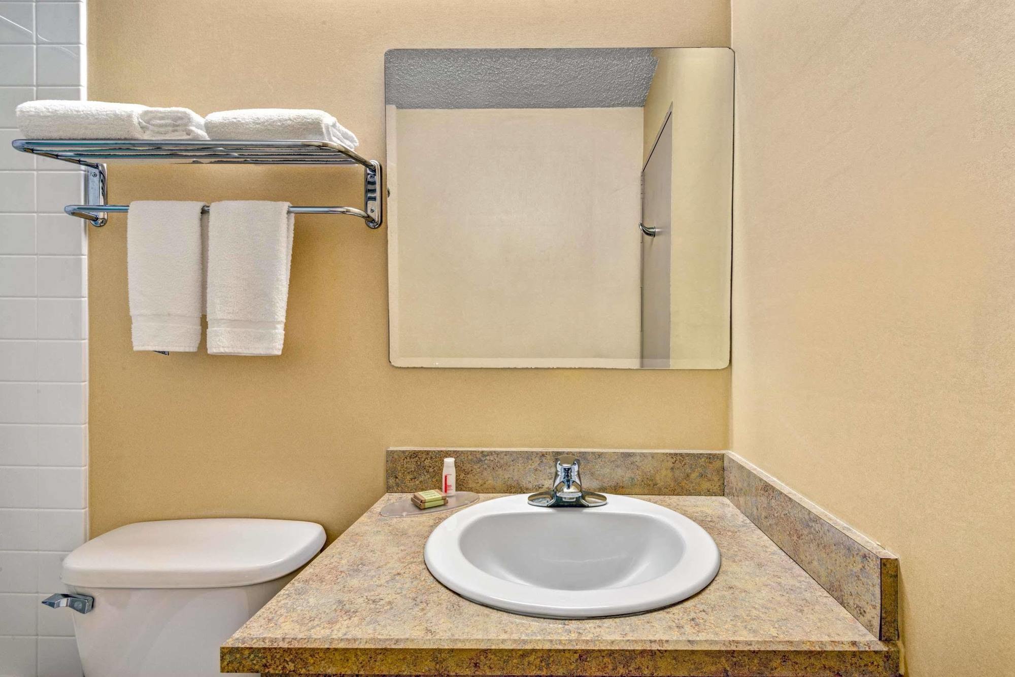 Homespring Inn & Studios - Hartford South - Rocky Hill Room photo